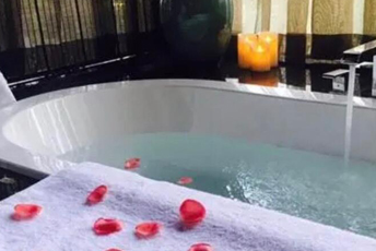 天津水疗池中的失重冥想：当身体学会漂浮